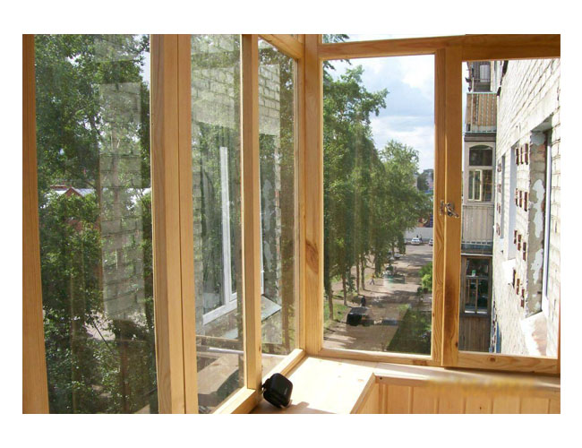 Целесообразность деревянного остекления балкона