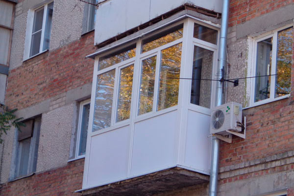 Застекление балкона пластиком